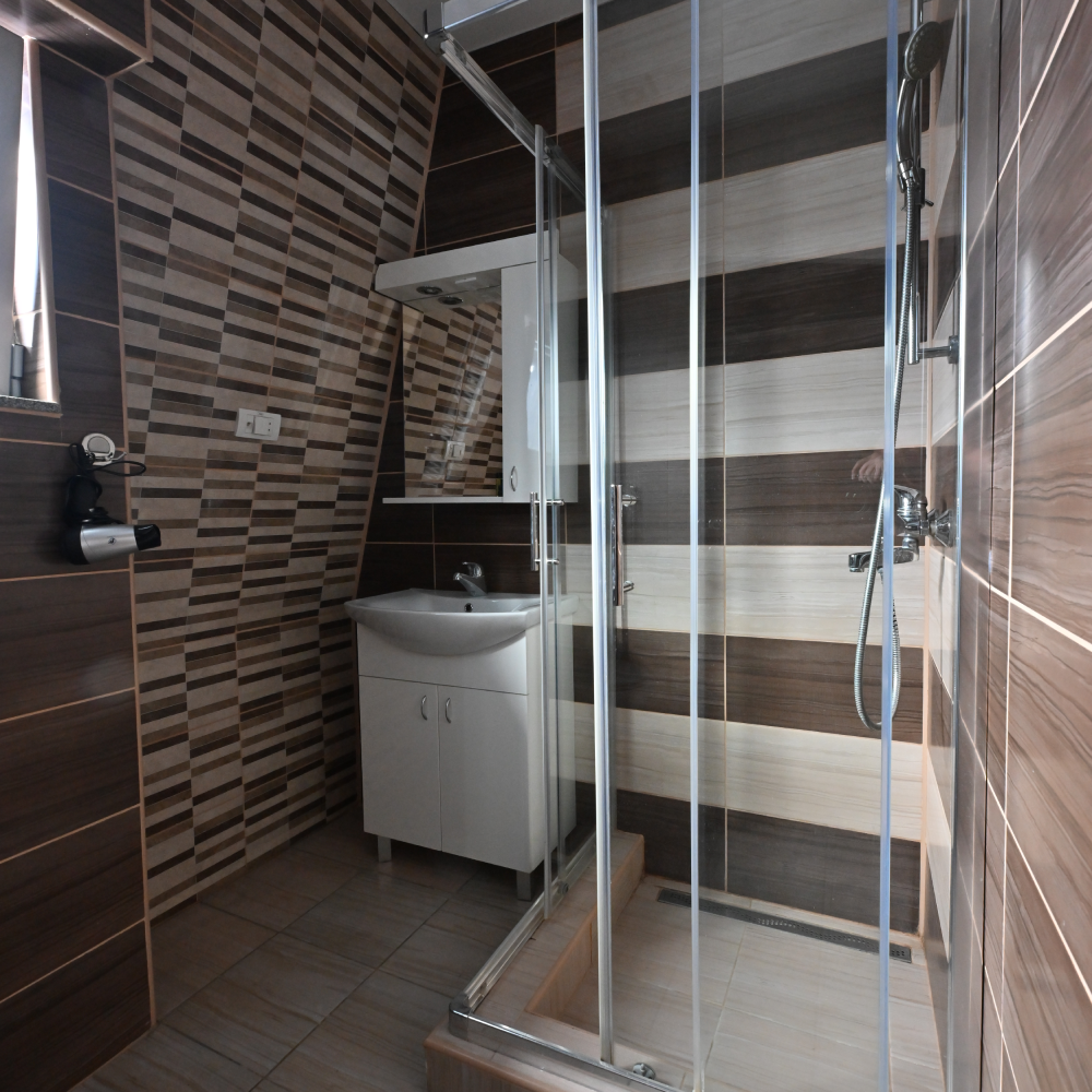 Soba 201 sa bračnim krevetom – slika 4