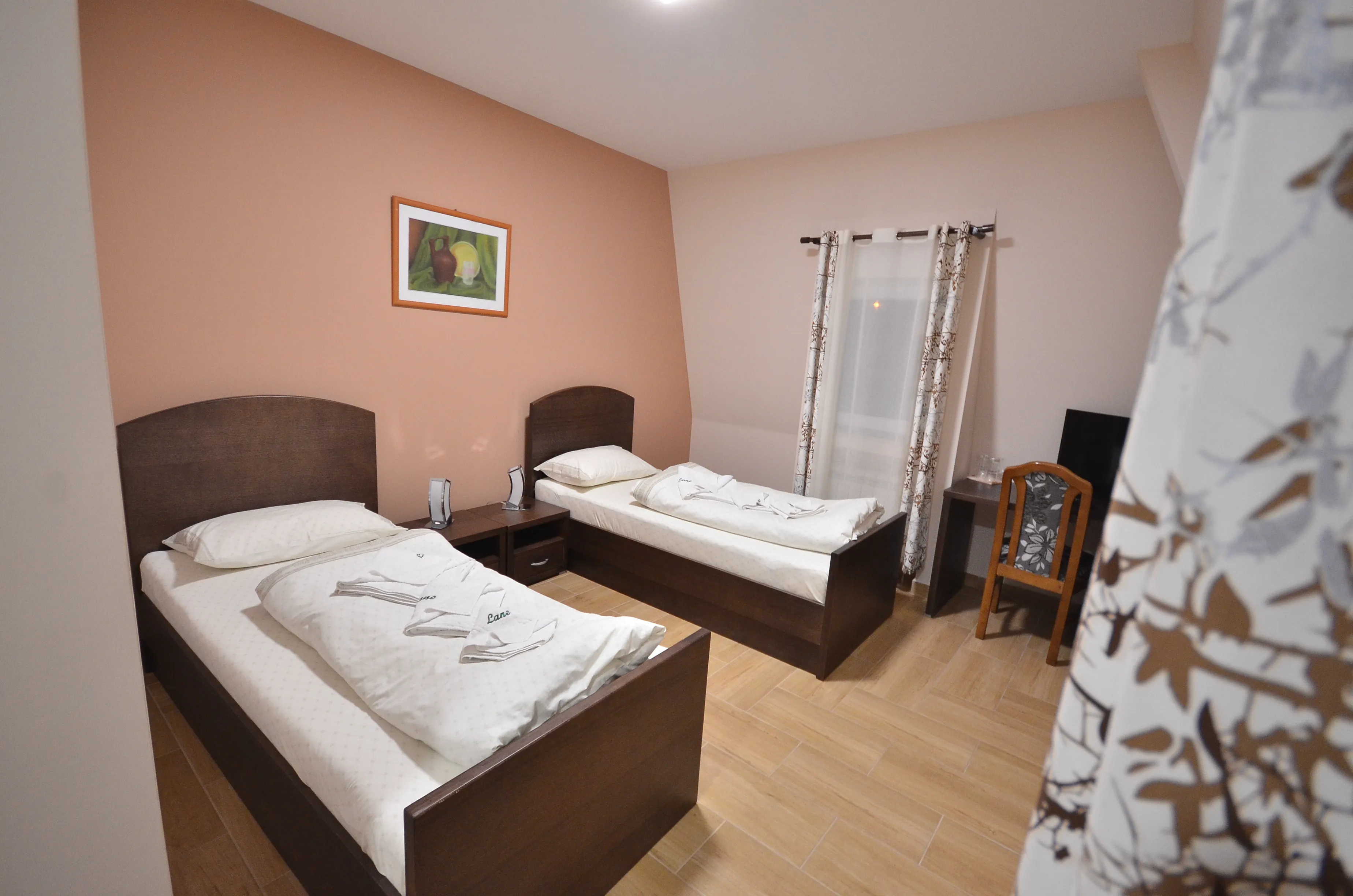 Trokrevetna soba 211 – slika 6